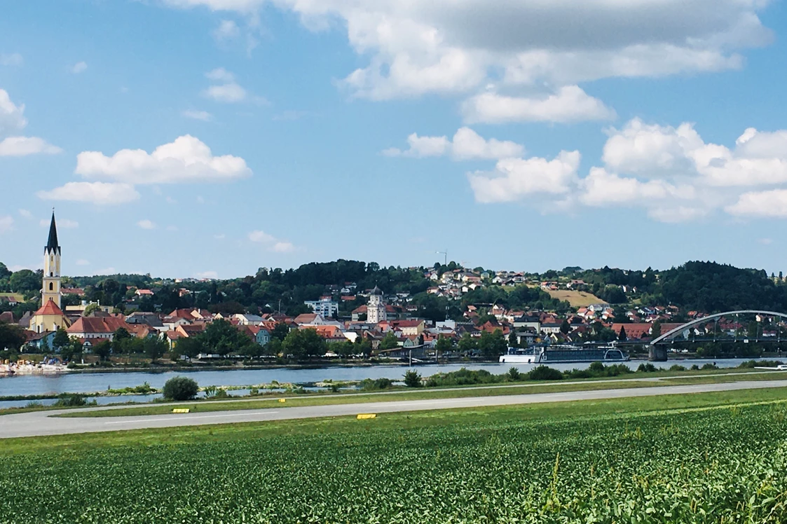 Wohnmobilstellplatz: Blick nach Vilshofen vom Donauradweg aus, im Vordergrund der Flugplatz mit Restaurant.  - Camper Stellplatz "VORMFELD"