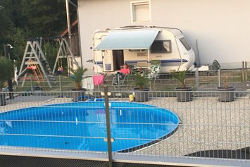Wohnmobilstellplatz: Unser Stelllatz direkt am Pool. - Camper Stellplatz "VORMFELD"
