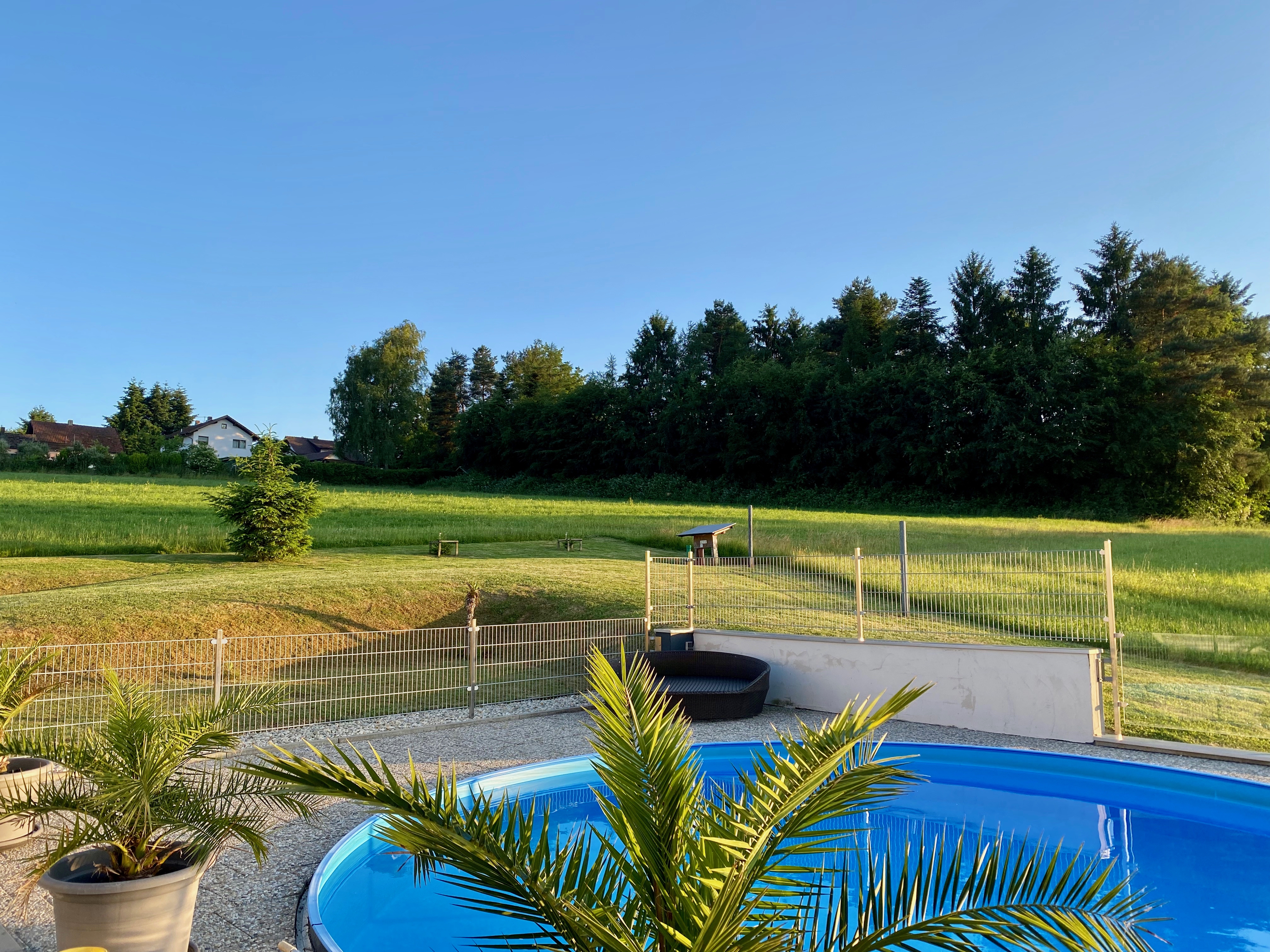 Reisemobilstellplatz - Thurmansbang - Nun kindersicher umfriedeter Poolbereich - Juni 2023 - Camper Stellplatz "VORMFELD"