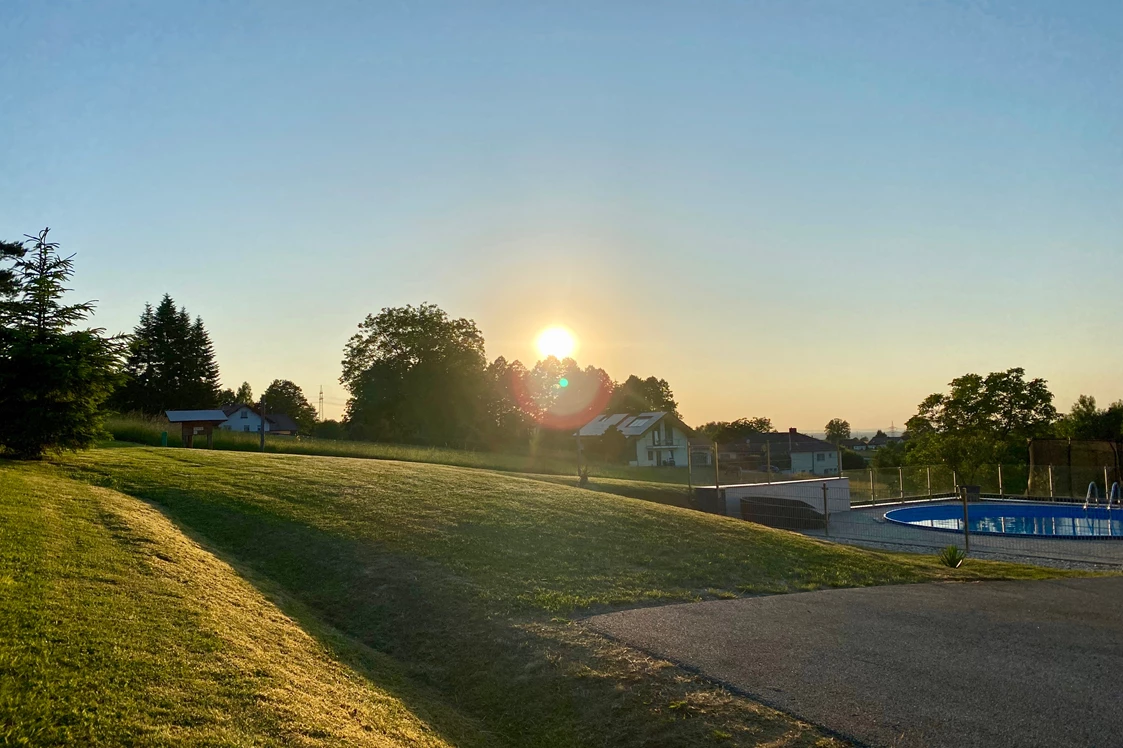 Wohnmobilstellplatz: Sonnenuntergang mit Blick über den Stellplatz "Wiese" - Juni 2023 - Camper Stellplatz "VORMFELD"