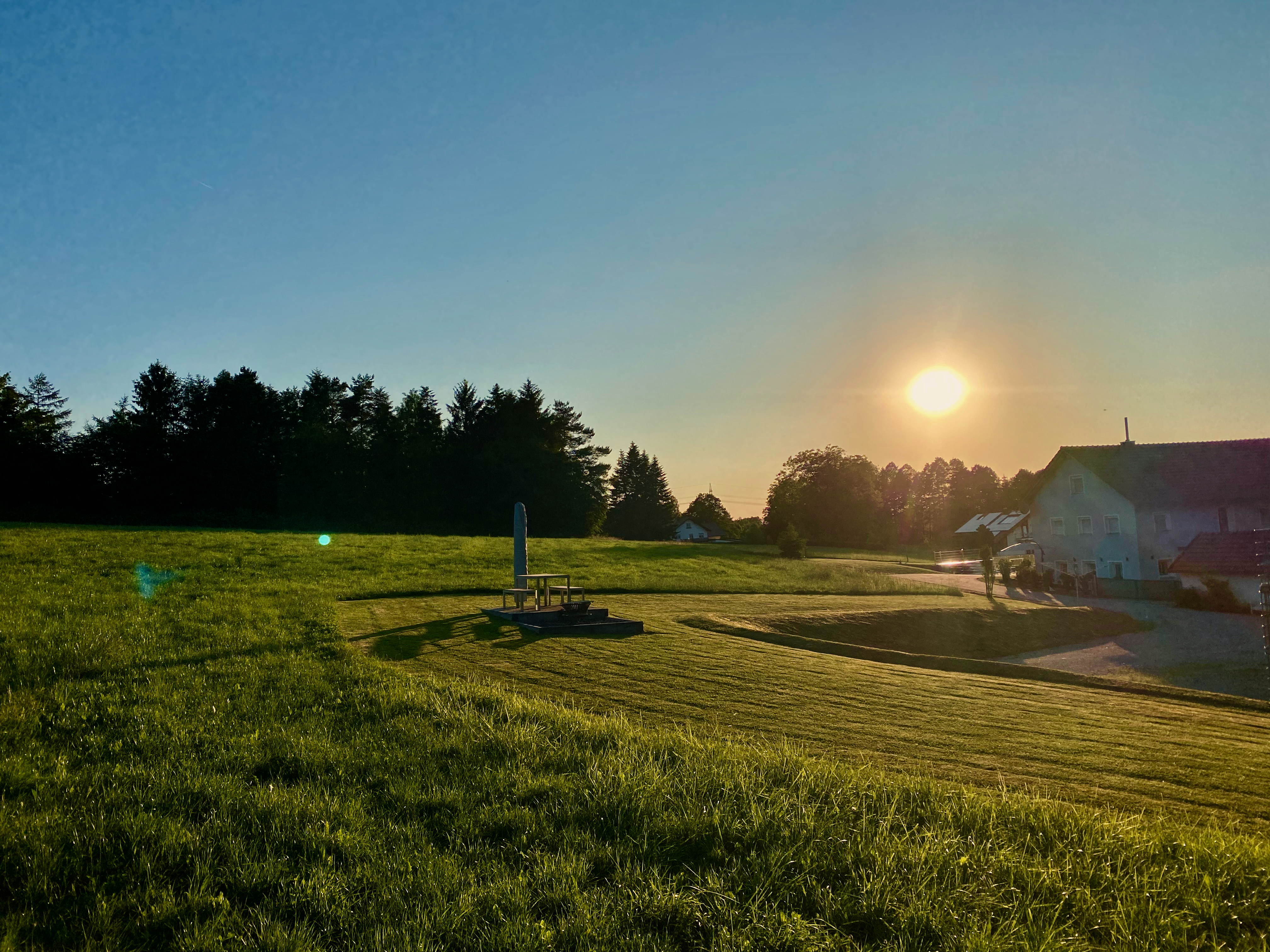 Wohnmobilstellplatz: Blick von der Feuerplatzwiese auf das Anwesen und auf den Schotterstellplatz - Juli 2023 - Camper Stellplatz "VORMFELD" - Areal