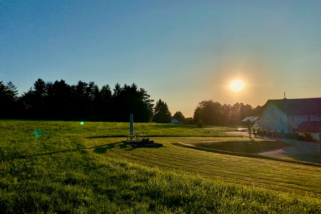 Wohnmobilstellplatz: Blick von der Feuerplatzwiese auf das Anwesen und auf den Schotterstellplatz - Juli 2023 - Camper Stellplatz "VORMFELD"