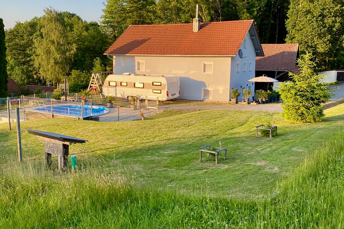 Wohnmobilstellplatz: Blick vom Stellplatz "Wiese" richtung Betreiber-Wohnhaus und "Flying Dutchman"- Juni 2023 - Camper Stellplatz "VORMFELD"