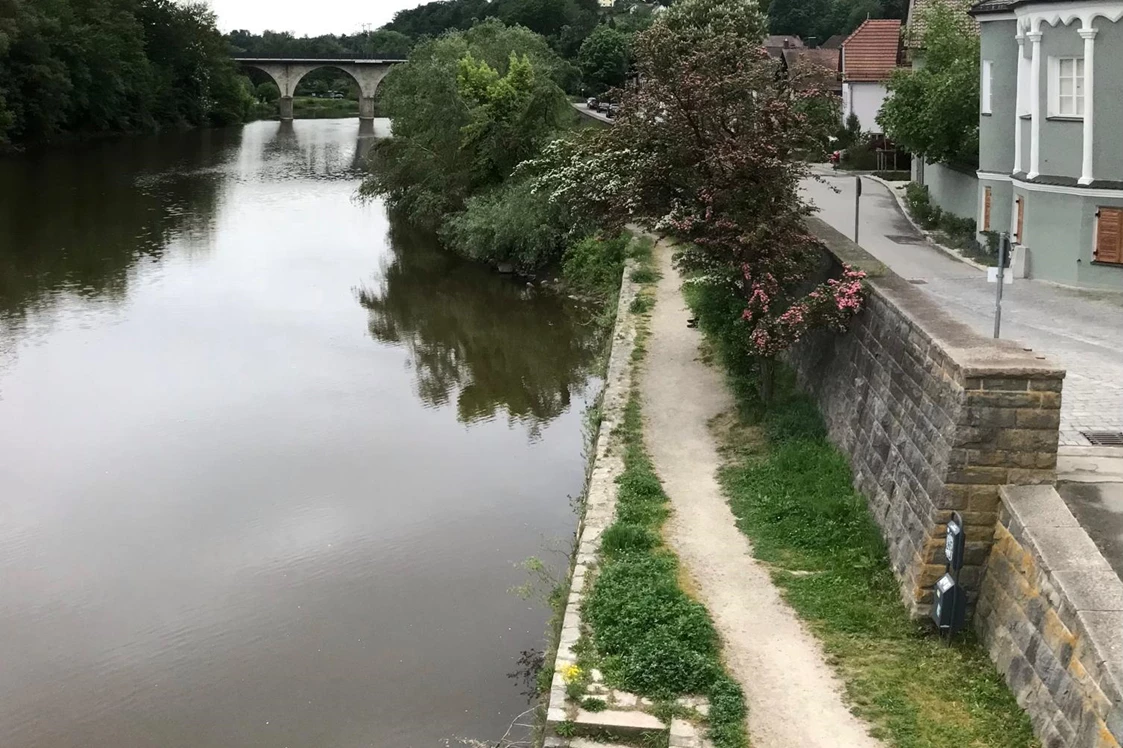 Wohnmobilstellplatz: Fischerzeile in Vilshofen, an der Vils im Hintergrund Schweiklberg - Camper Stellplatz "VORMFELD"