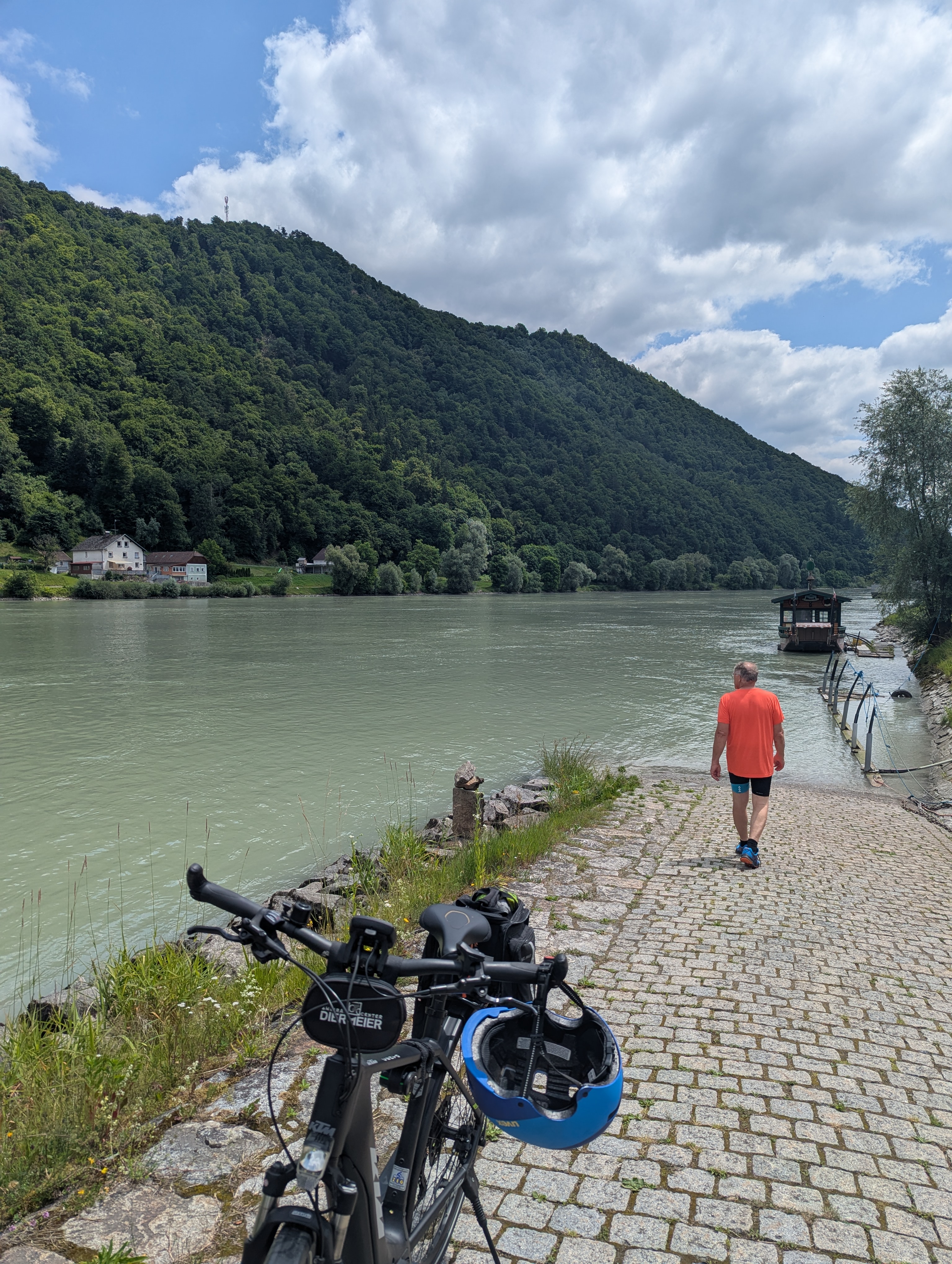 Wohnmobilstellplatz: Warten auf die Radfähre in Engelhartszell  - Camper Stellplatz "VORMFELD"