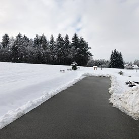 Wohnmobilstellplatz: Blick im Winter auf den ersten Stellplatz aus Richtung Zufahrtsweg - Camper Stellplatz "VORMFELD"