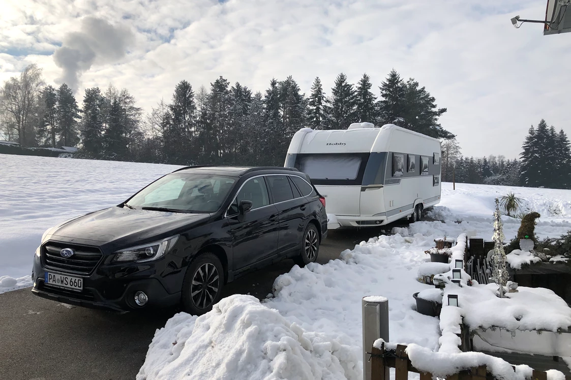 Wohnmobilstellplatz: winterlicher Zufahrtsweg - Dezember 2019 - Camper Stellplatz "VORMFELD"