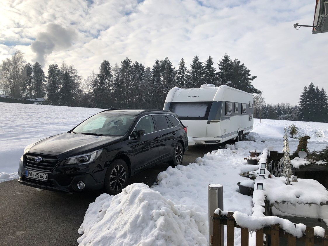 Wohnmobilstellplatz: Zufahrtsweg im Winter 2019 bei Gespann-Abfahrt - Camper Stellplatz "VORMFELD"