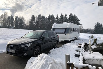 Wohnmobilstellplatz: Zufahrtsweg im Winter 2019 bei Gespann-Abfahrt - Camper Stellplatz "VORMFELD"