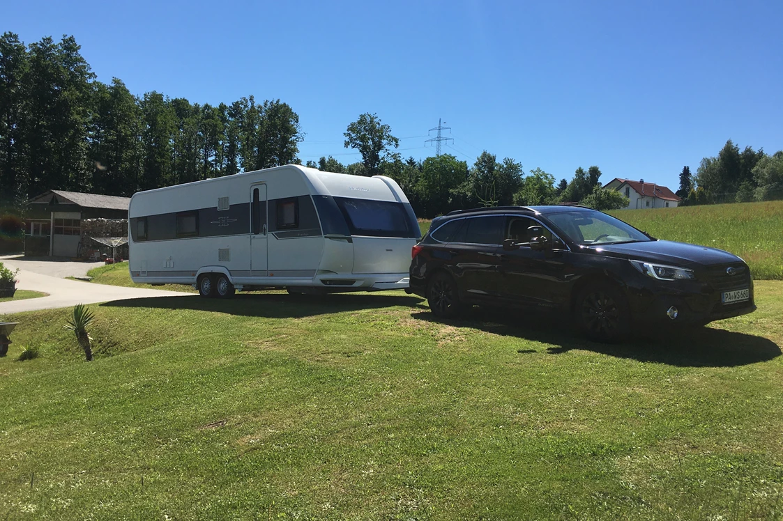 Wohnmobilstellplatz: Auch (unser) "dicker Brummer" erklimmt den leichten Anstieg zum Stellplatz "Wiese" - Juli 2021 - Camper Stellplatz "VORMFELD"