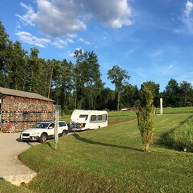 Wohnmobilstellplatz: Zu Gast aus Regensburg - Wohnwagen "Hansi" samt vierköpfiger Familie - August 2021 - Camper Stellplatz "VORMFELD"