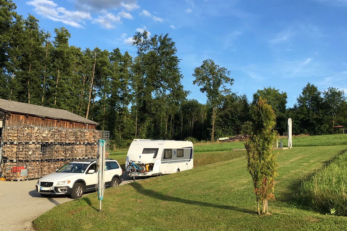 Wohnmobilstellplatz: Zu Gast aus Regensburg - Wohnwagen "Hansi" samt vierköpfiger Familie - August 2021 - Camper Stellplatz "VORMFELD"