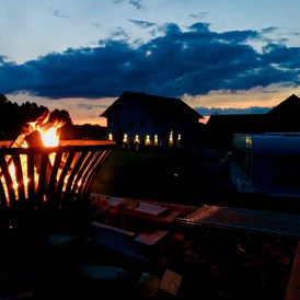 Wohnmobilstellplatz: Abendstimmung am Feuerplatz - August 2021 - Camper Stellplatz "VORMFELD"