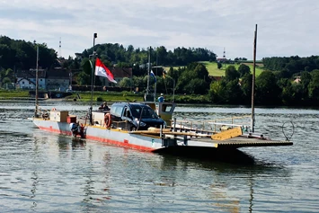 Wohnmobilstellplatz: Donaufähre Sandbach am Donauradweg - interessantes Erlebnis - Camper Stellplatz "VORMFELD"