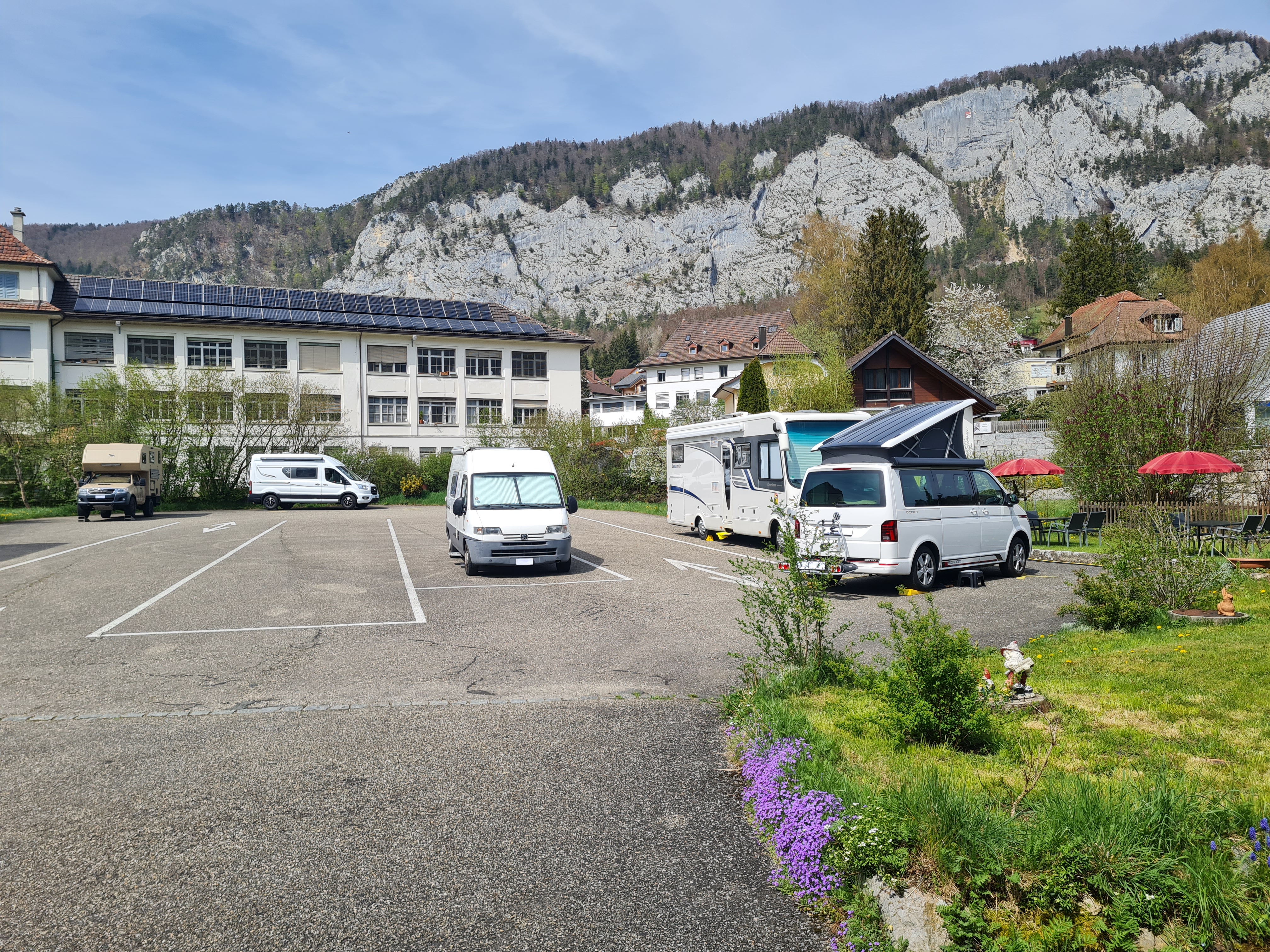 Reisemobilstellplatz - in den Bergen - Schweiz - Stellplatz von Süden. - Hirschen-Stellplatz Welschenrohr