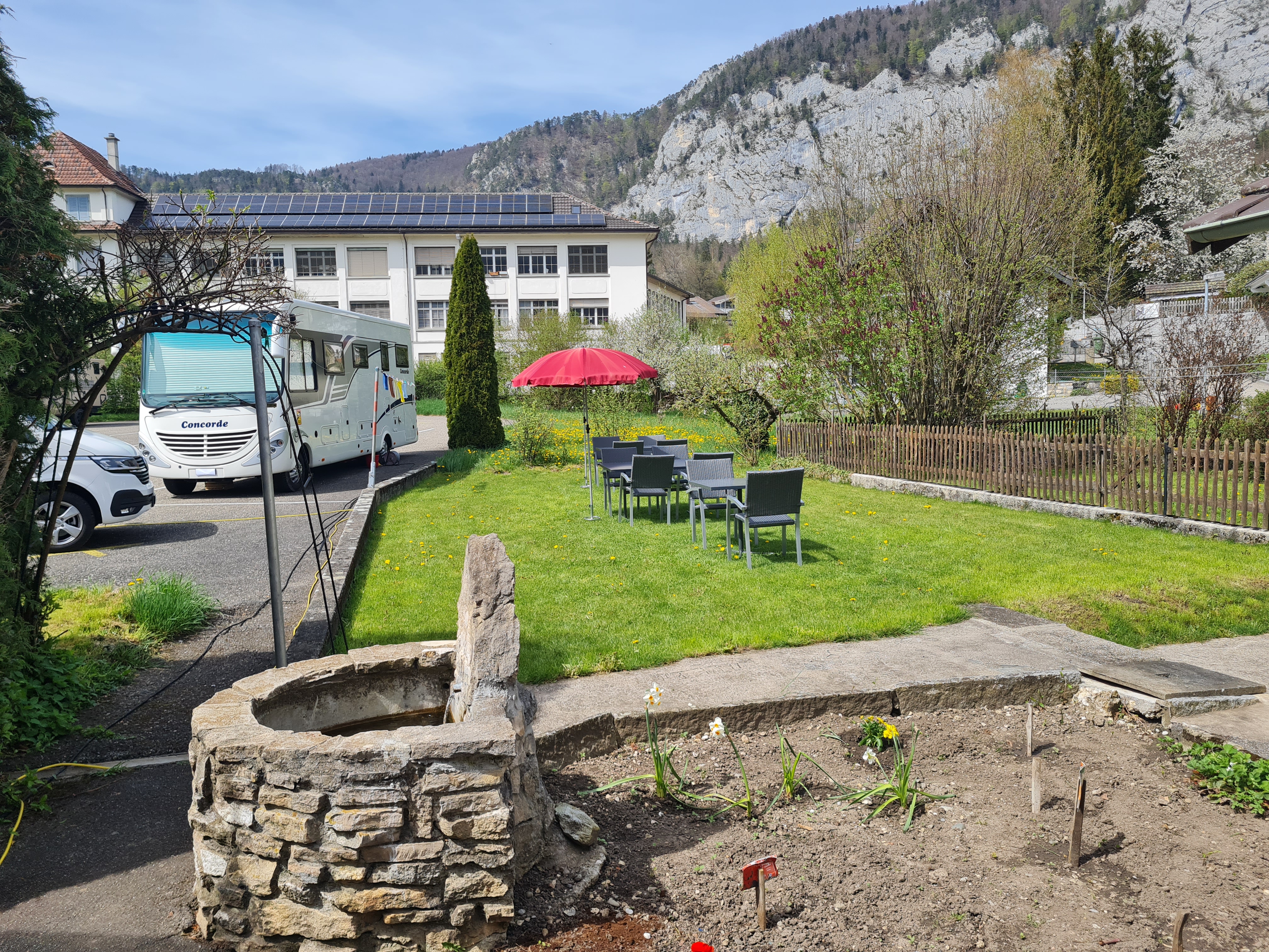 Wohnmobilstellplatz: Rasensitzplatz Ost mit Brunnen. - Hirschen-Stellplatz Welschenrohr