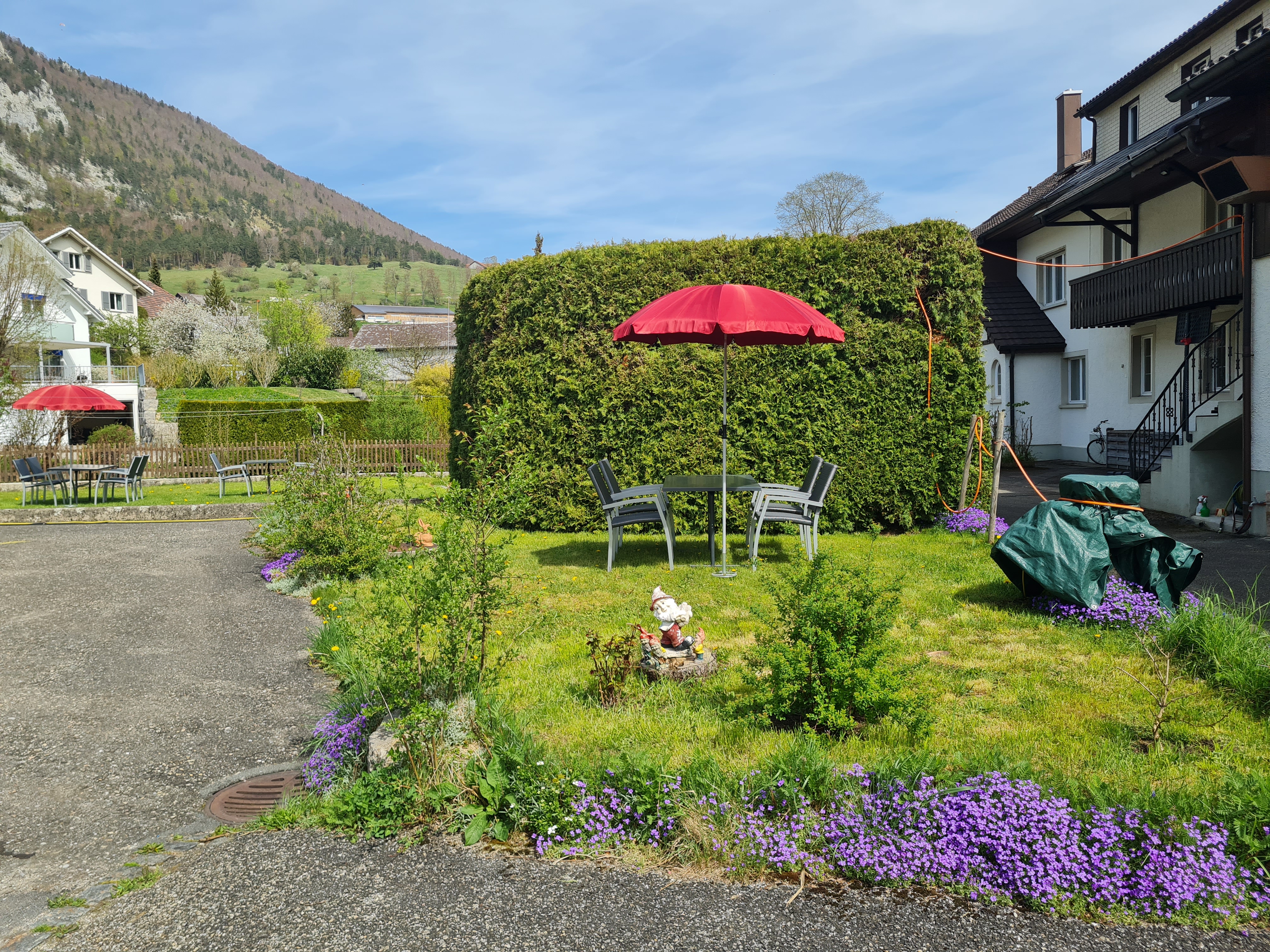 Wohnmobilstellplatz: Rasensitzplatz bei Haus. - Hirschenparkplatz Welschenrohr