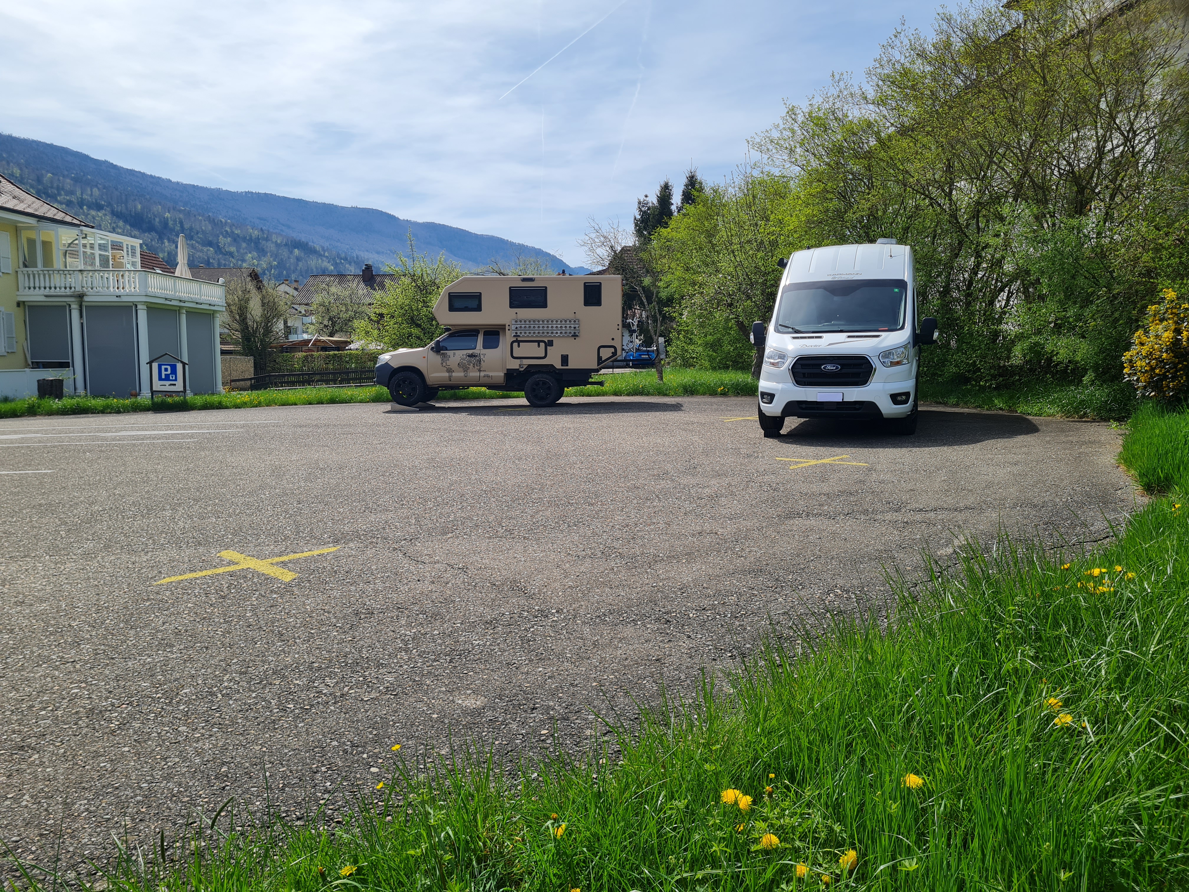 Wohnmobilstellplatz: Stellplatz von Ost nach West. - Hirschenparkplatz Welschenrohr