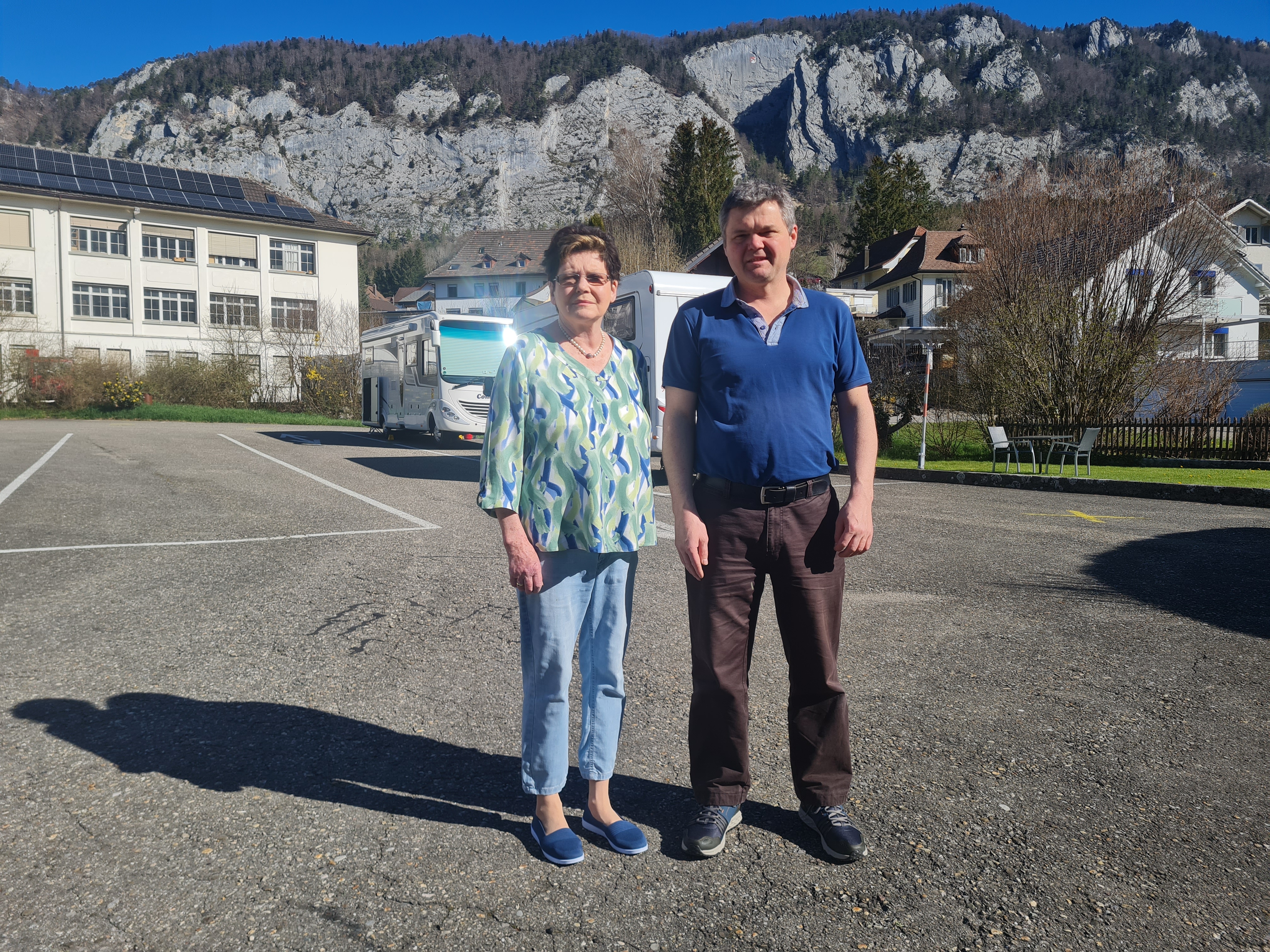 Wohnmobilstellplatz: Mutter Rosemarie mit Sohn Jörg Allemann. - Hirschenparkplatz Welschenrohr