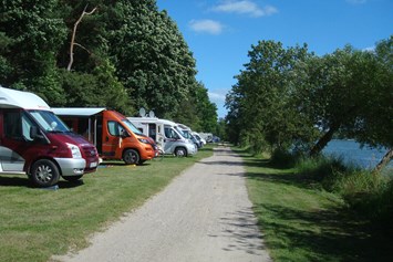 Wohnmobilstellplatz: Wohnmobilstellplätze direkt am See. - Camping am See Alt Schwerin