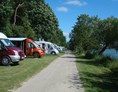 Wohnmobilstellplatz: Wohnmobilstellplätze direkt am See. - Camping am See Alt Schwerin