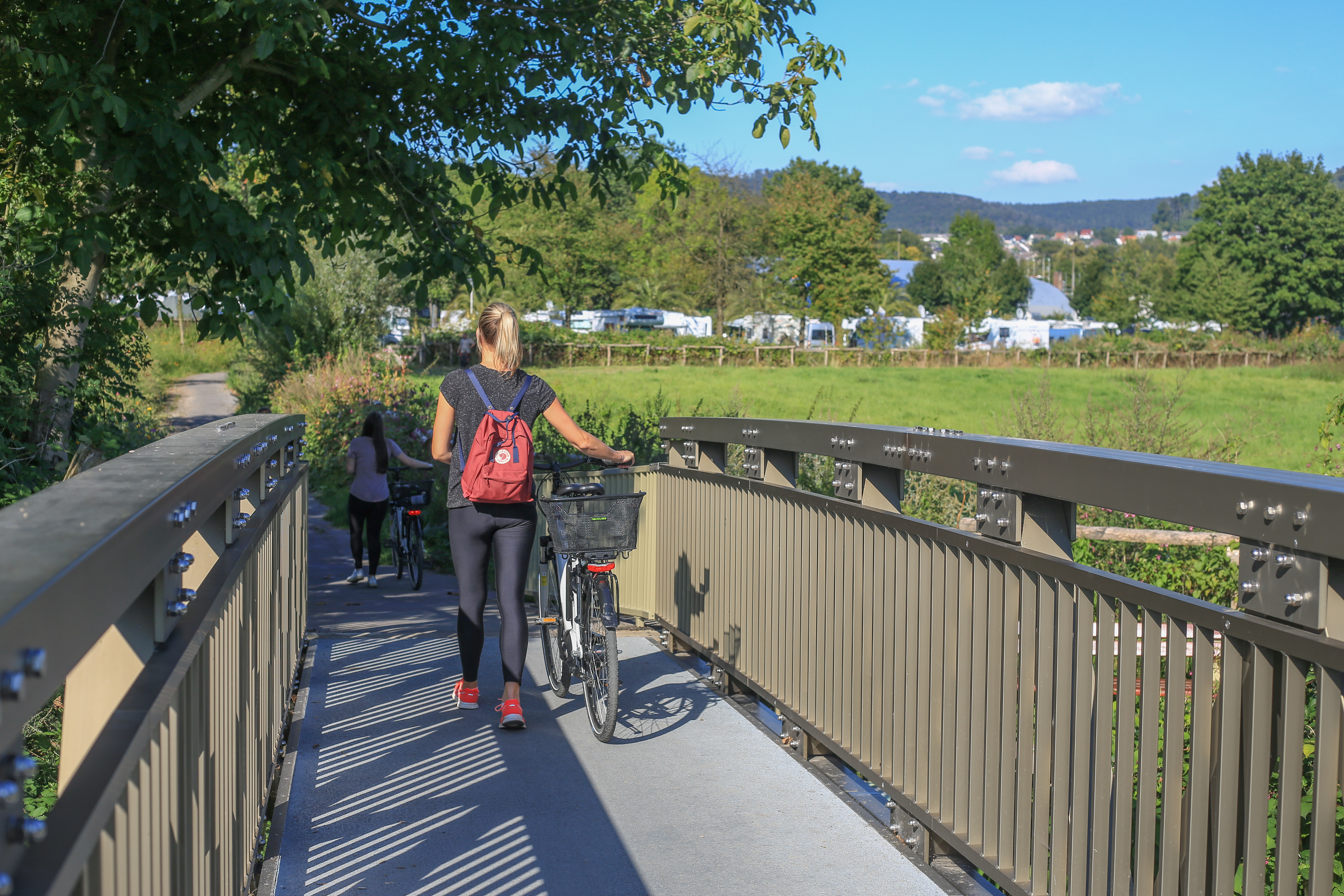 RV park - Weserbergland - Wander-/Rahdfahrwege direkt ab Platz - Emmerauen Reisemobilhafen Bad Pyrmont 