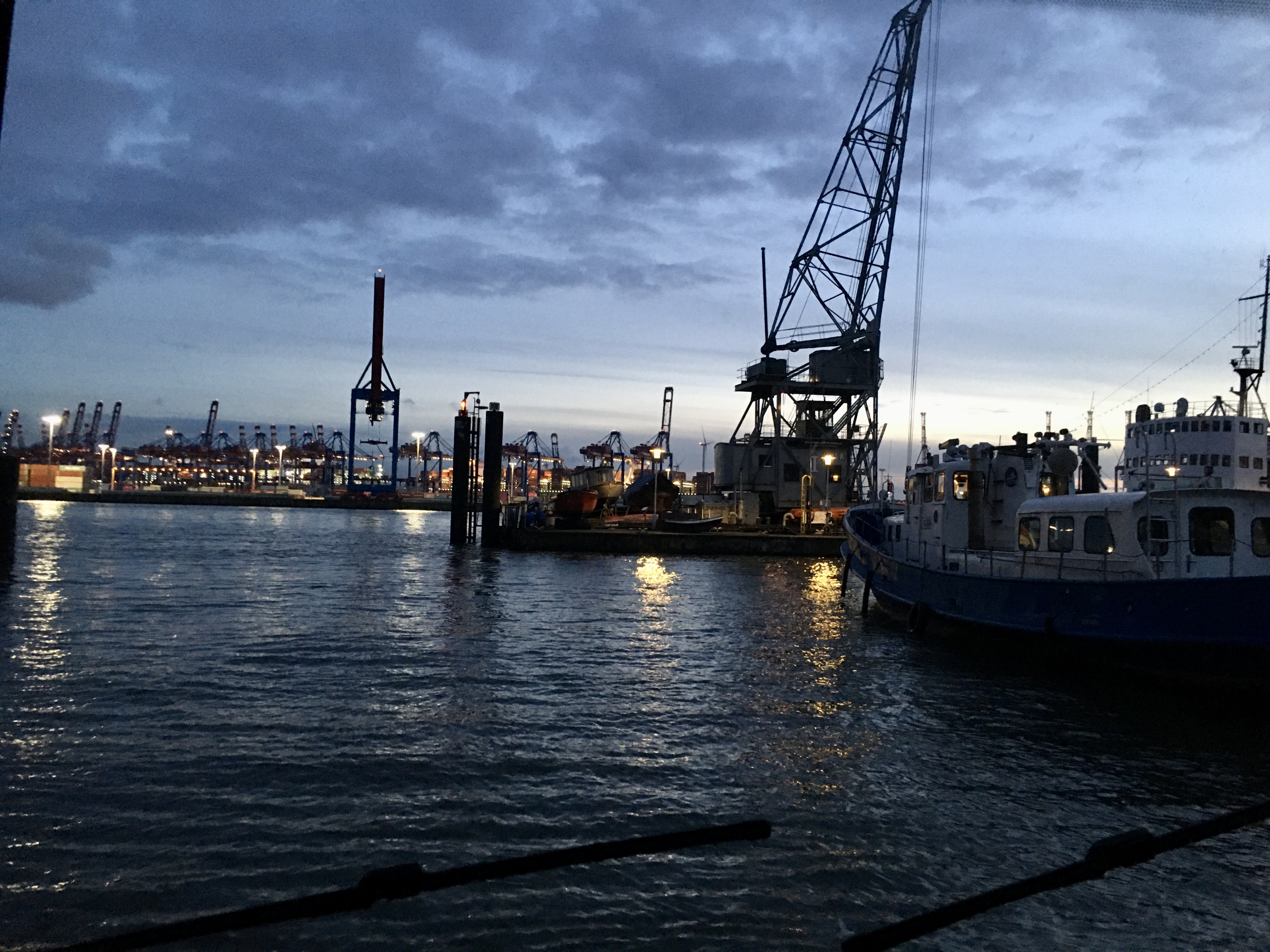 Wohnmobilstellplatz: Blick aus dem Wohnmobil  - Parkplatz am Museumshafen
