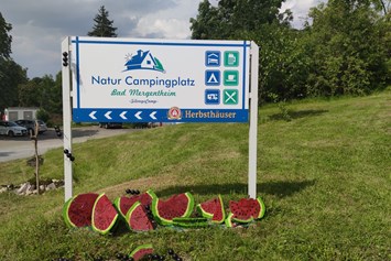Wohnmobilstellplatz: Zufahrt zum Campingplatz  - Natur Campingplatz Bad Mergentheim