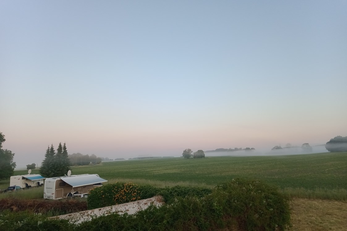 Wohnmobilstellplatz: Frühnebel am Set  - Wietstocker ∆ Weitblick