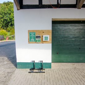 Wohnmobilstellplatz: E-Bike Ladestation - Naturcampingstellplätze auf dem Ferienhof Verse im Sauerland.