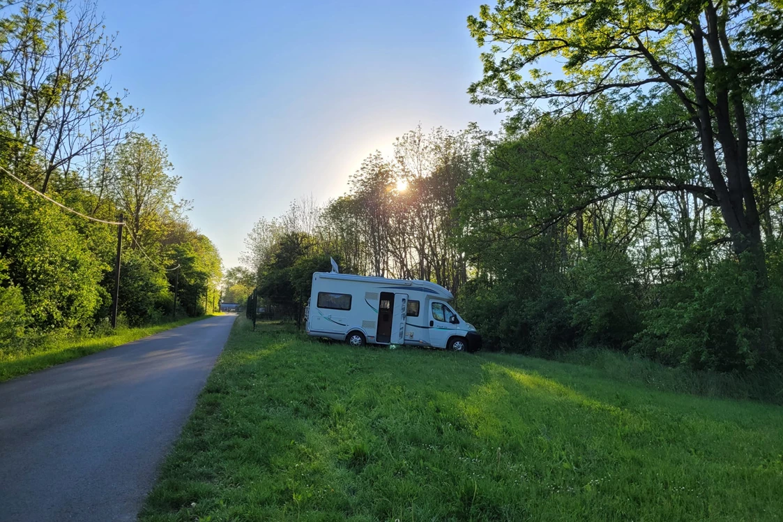 Wohnmobilstellplatz: Wohnmobilstellplatz und Fewo am Tierpark Tirica