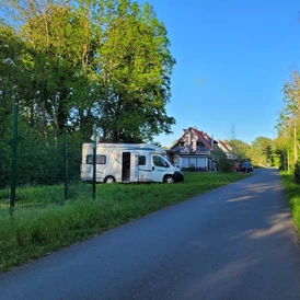 Wohnmobilstellplatz: Wohnmobilstellplatz und Fewo am Tierpark Tirica