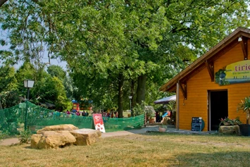 Wohnmobilstellplatz: Wohnmobilstellplatz und Fewo am Tierpark Tirica