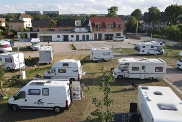 Wohnmobilstellplatz: Blick auf Rezeptions- und Sanitärgebäude - Campingpark Erfurt