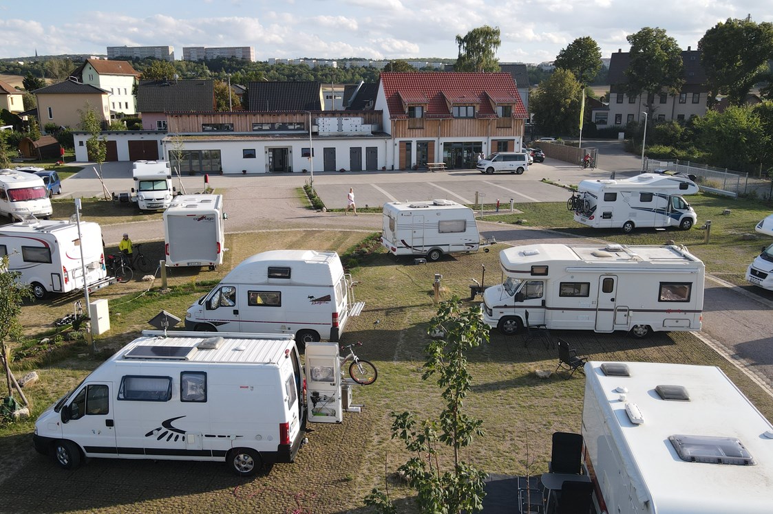 Wohnmobilstellplatz: Blick auf Rezeptions- und Sanitärgebäude - Campingpark Erfurt