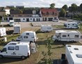 Wohnmobilstellplatz: Blick auf Rezeptions- und Sanitärgebäude - Campingpark Erfurt
