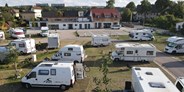 Reisemobilstellplatz - Grauwasserentsorgung - Blick auf Rezeptions- und Sanitärgebäude - Campingpark Erfurt