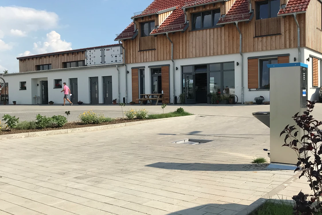 Wohnmobilstellplatz: Entsorgungsstation, Rezeption und Sanitärgbäude - Campingpark Erfurt