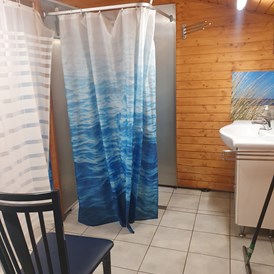 Wohnmobilstellplatz: die dusche nur mit Duschvorhang getrennt - AufNachUsedom 