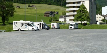 Reisemobilstellplatz - Hunde erlaubt: Hunde erlaubt - Wald ZH - Parkplatz Kasernenstrasse - Glarus, Parkplatz Kasernenstrasse
