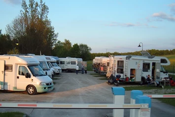 Wohnmobilstellplatz: P&C-Anlage vor dem DCC Campingpark - P&C-Anlage Dürrwanger Straße