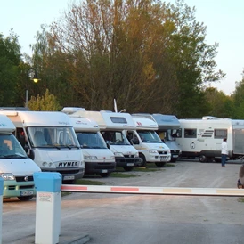 Wohnmobilstellplatz: P&C-Anlage vor dem DCC Campingpark - P&C-Anlage Dürrwanger Straße