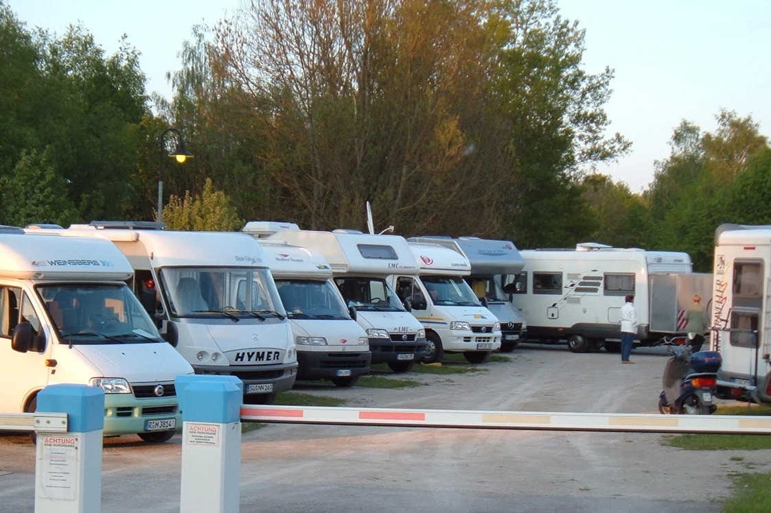 Wohnmobilstellplatz: P&C-Anlage vor dem DCC Campingpark - P&C-Anlage Dürrwanger Straße