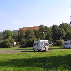 Wohnmobilstellplatz: Stellplatz mit Blick auf die Schlosskulisse - 36142 Tann (Rhön), Am Unsbach