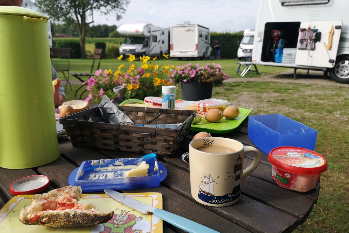 Wohnmobilstellplatz: Frühstück am Morgen - Landcafe lüttje Ankerplatz 