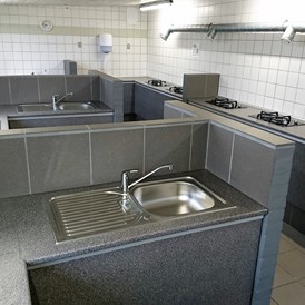 Wohnmobilstellplatz: Gute sanitär gebäude mit Küche, frei Dusche, Aufenthaltsraum, TV,  - Stellplatz Hirtshals / Tornby Strand Camping