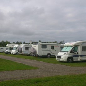 Wohnmobilstellplatz: Stellplatze hinter der Schranke
18 Stellplatze mit stromansluss
18 Stellplatze ohne strom
 - Stellplatz Hirtshals / Tornby Strand Camping