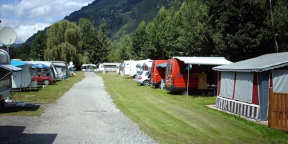 Reisemobilstellplatz - öffentliche Verkehrsmittel - Österreich - Weg mit Campern und im Hintergrund die schöne Zillertaler Bergwelt - Wohnmobilstellplätze am Camping Hochzillertal
