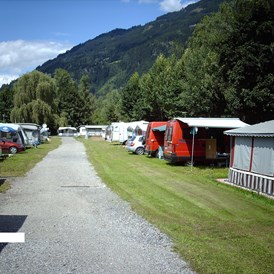 Wohnmobilstellplatz: Weg mit Campern und im Hintergrund die schöne Zillertaler Bergwelt - Wohnmobilstellplätze am Camping Hochzillertal