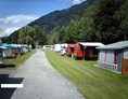 Wohnmobilstellplatz: Weg mit Campern und im Hintergrund die schöne Zillertaler Bergwelt - Wohnmobilstellplätze am Camping Hochzillertal